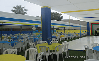 sillas doradas y mesas para eventos
