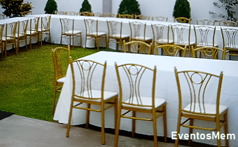 mesas largas vestidas y sillas doradas para eventos