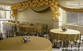 sillas doradas y mesas para eventos