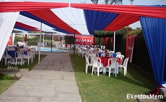 mesas sillas para un almuerzo al aire libre
