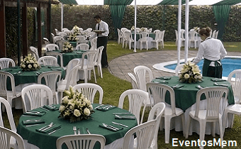 evento con mesas decorado con flores y menaje